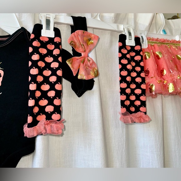 Baby Starters Halloween Bodysuit, Tutu, Headband & Leg Warmers (4pcs) Size: 3 M - Picture 6 of 12